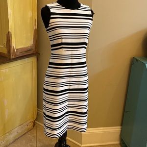 5/$15 Ann Taylor Factory sleeveless dress. Loved condition.